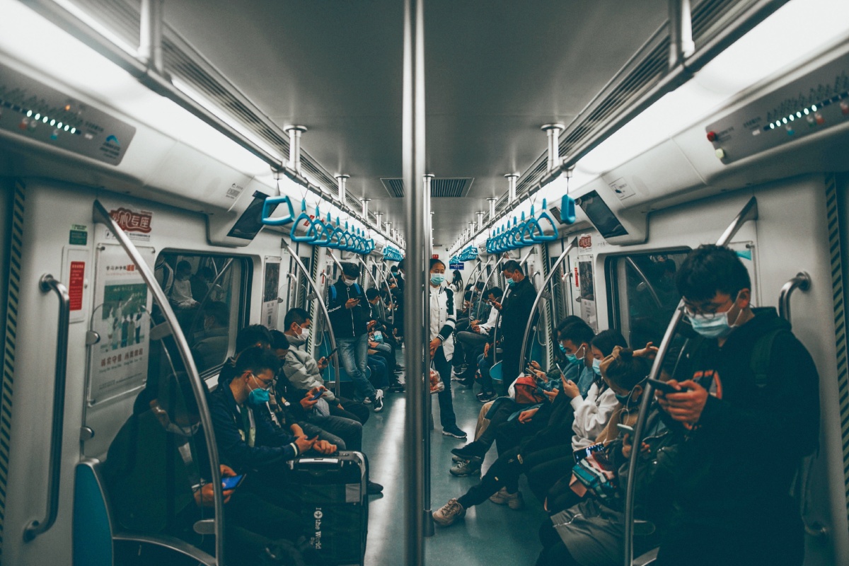 成都地铁上的上班族