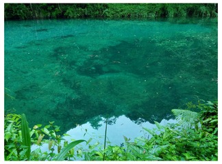碧色湖水