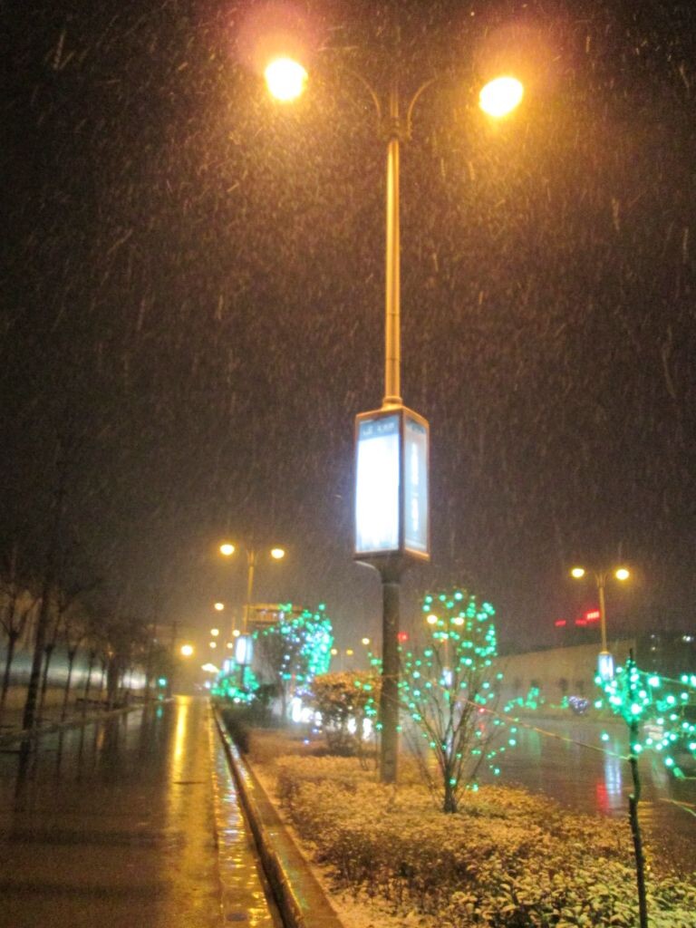 家里的雪夜街道