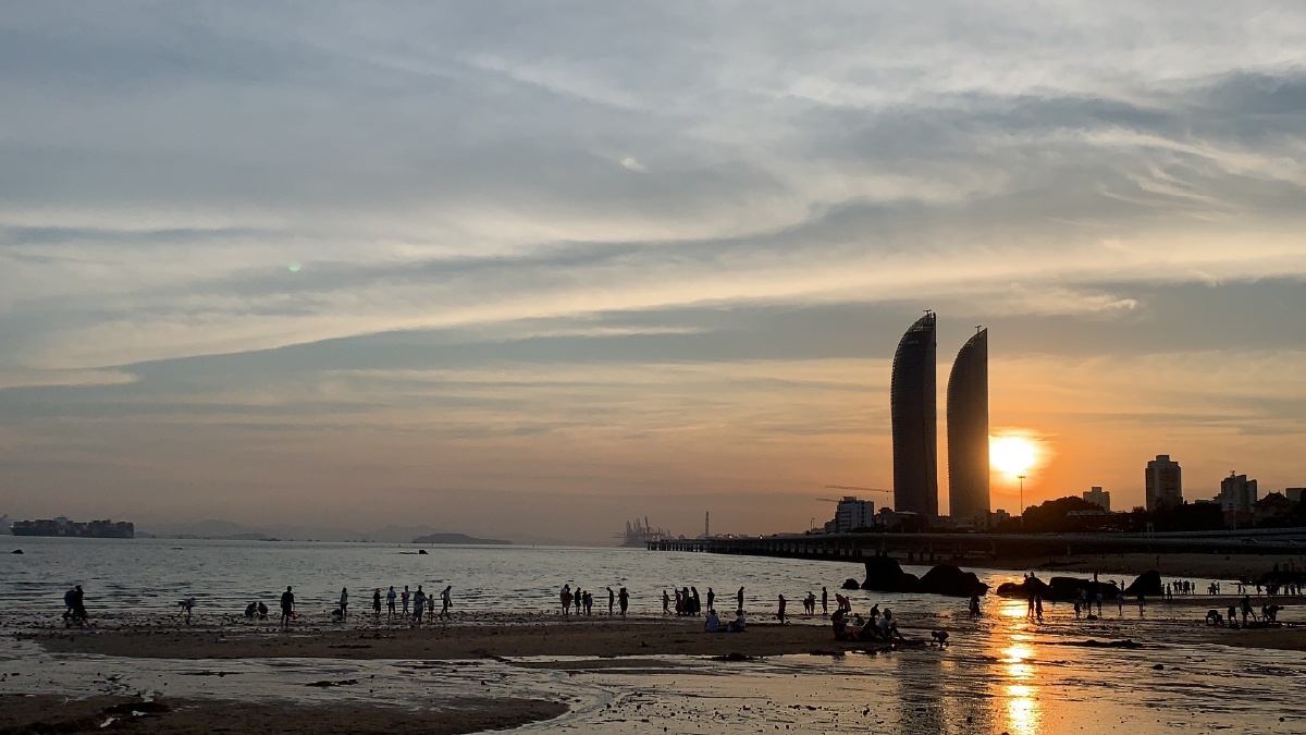 厦门白城沙滩夕阳下世贸双子塔