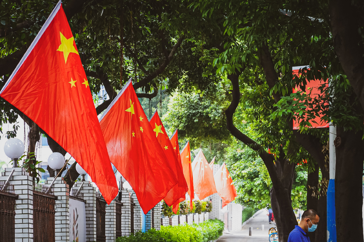 国庆节来临广州市大街小巷都插满国旗飘扬的五星红旗在蓝天白云绿树的