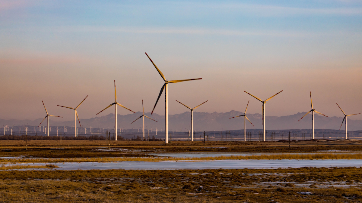 新疆盐湖 风力发电 - 哈老师摄影 - 图虫