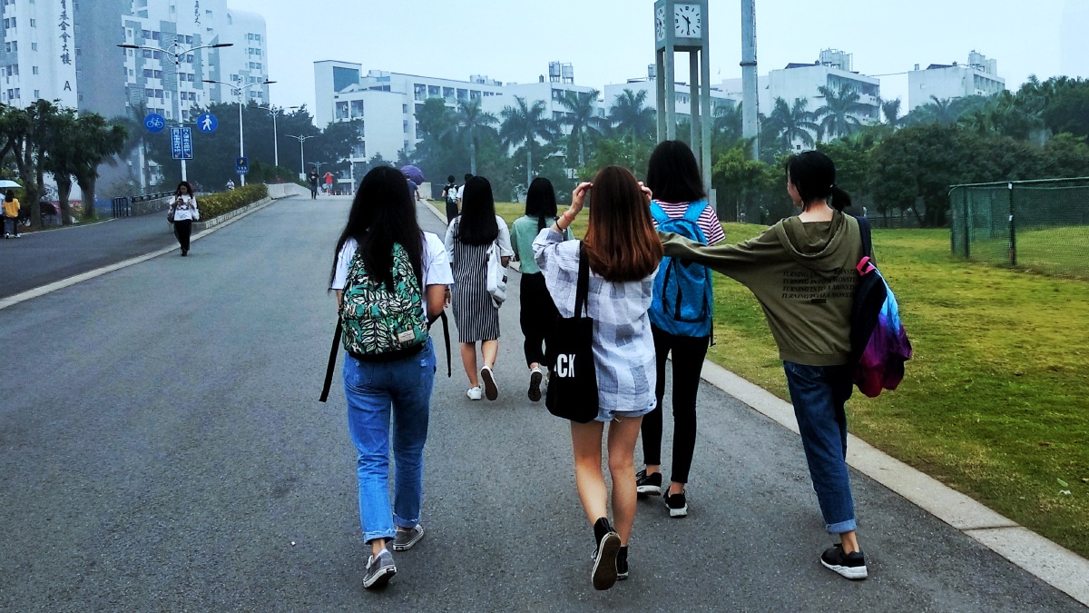 大学校园里,一群好姐妹下课一起回寝室.