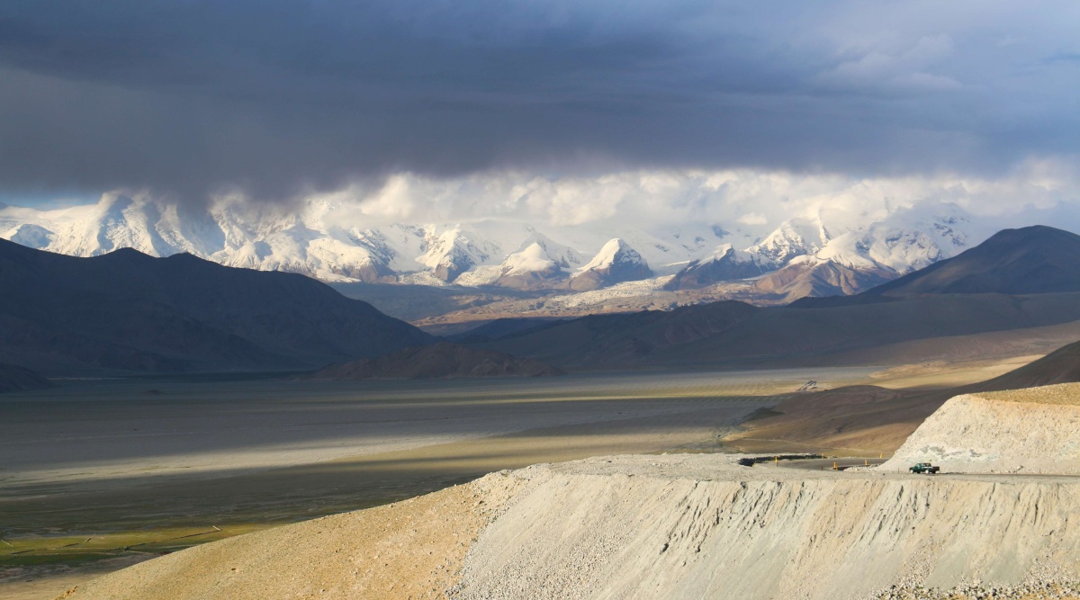 在高处,远望乌云下的公格尔九峰群山