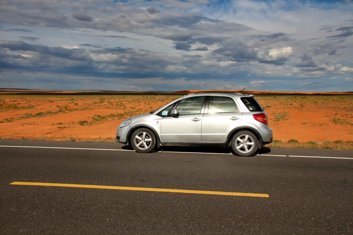 在路上,蓝天白云黄沙地背景