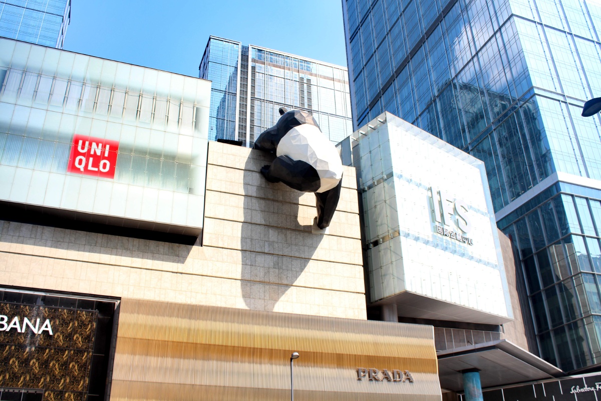 成都春熙路,一只"熊猫"正在爬楼