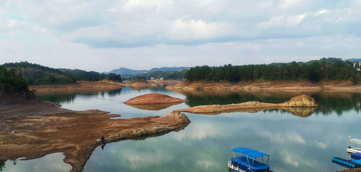 水库上蓝天白云摄于温州市文成