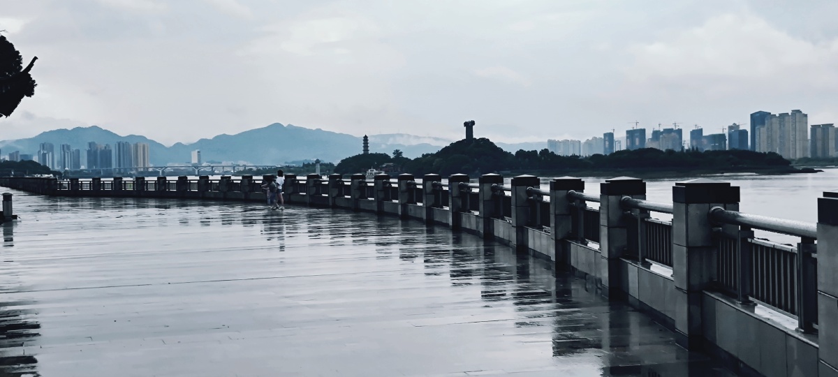 雨天拍摄的望江路摄于温州