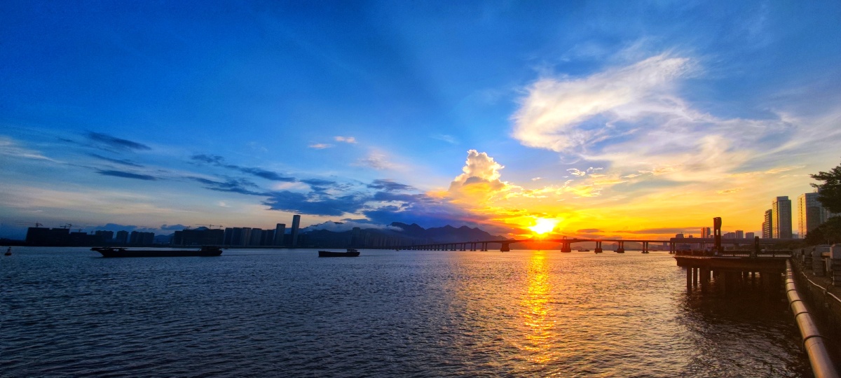 日出东方瓯江摄于温州望江路