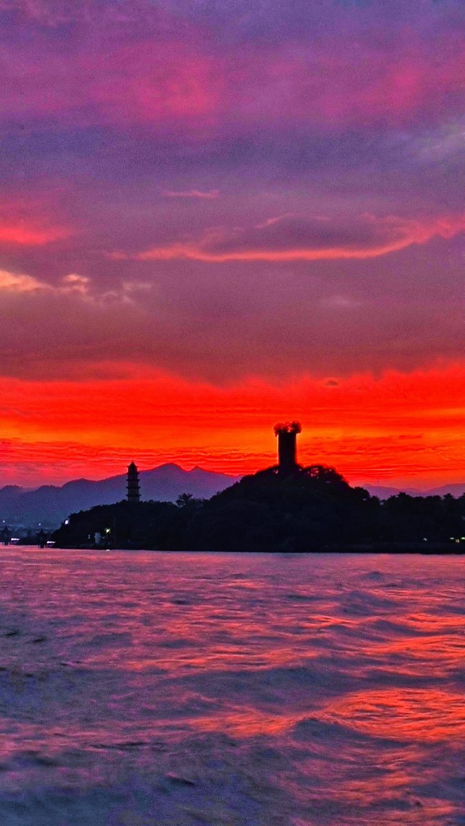 渡船拍摄火烧云摄于温州江心屿旅游区