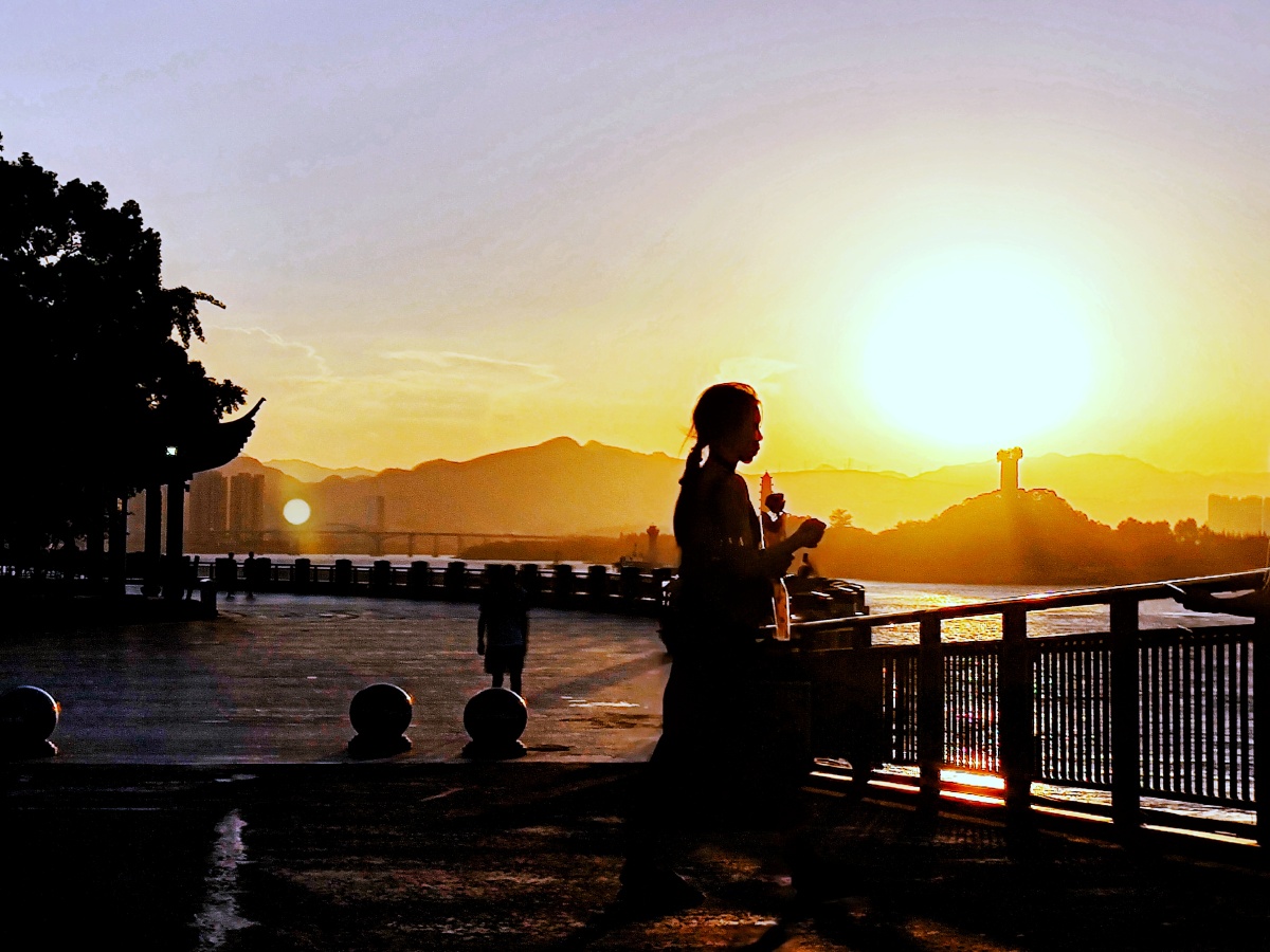 剪影美女看夕阳摄于温州江心屿旅游区