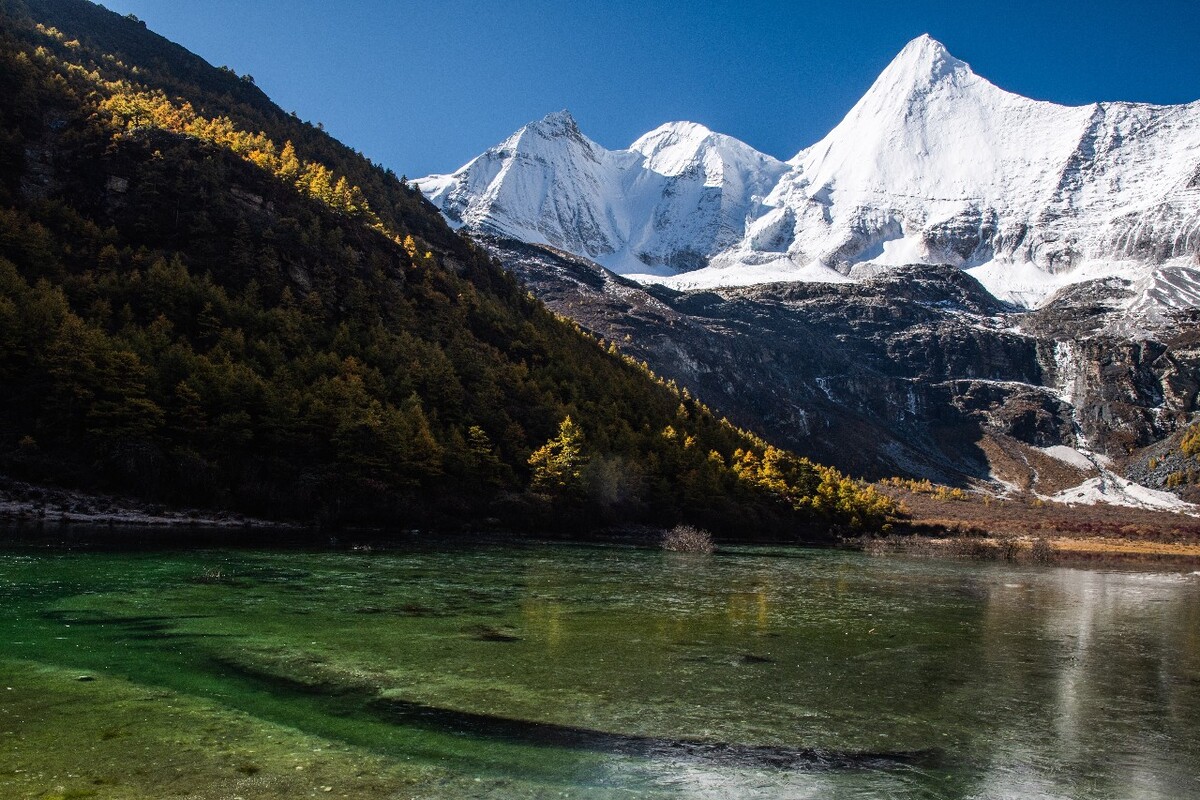 亚丁央迈勇神山