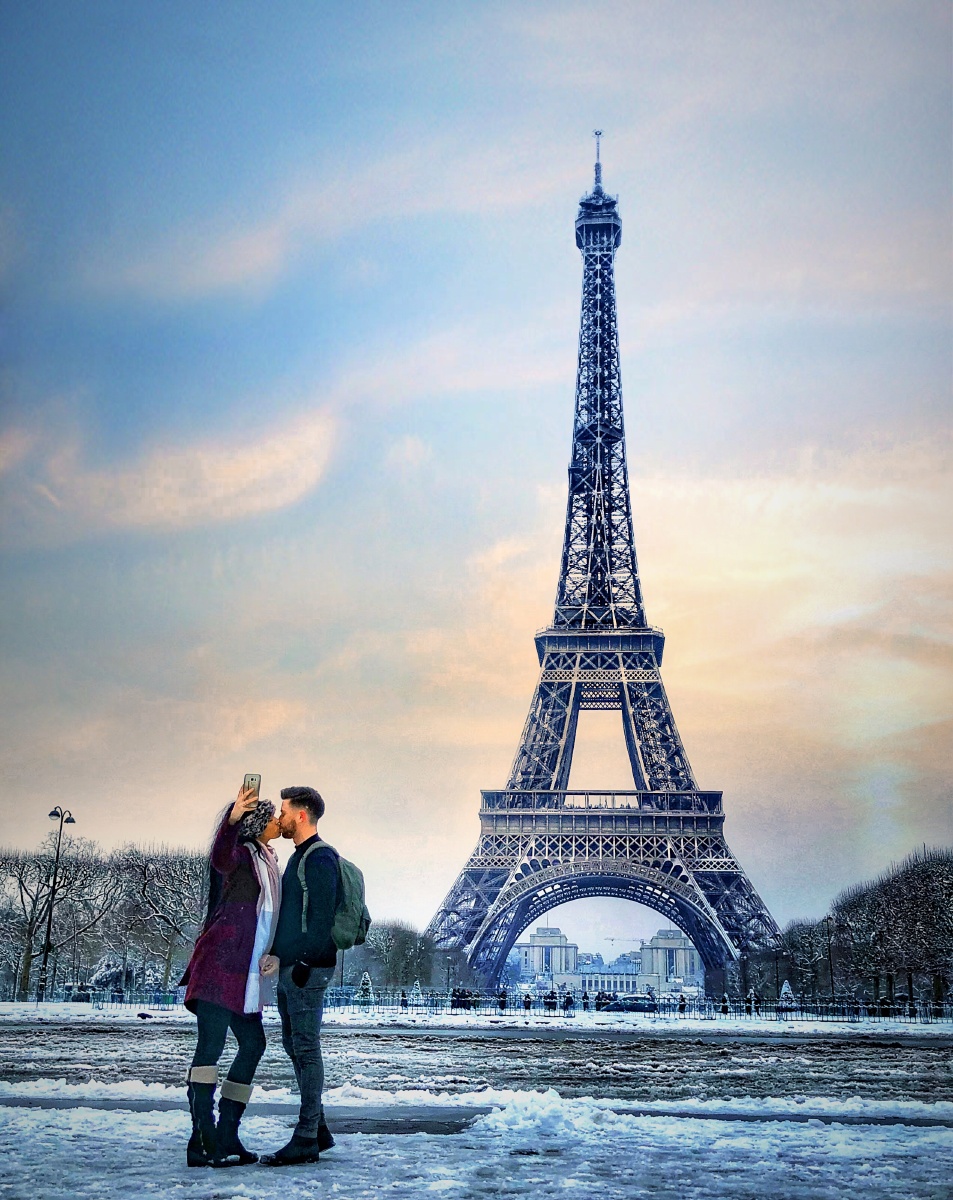 在巴黎铁塔留影的时候遇上的情侣
