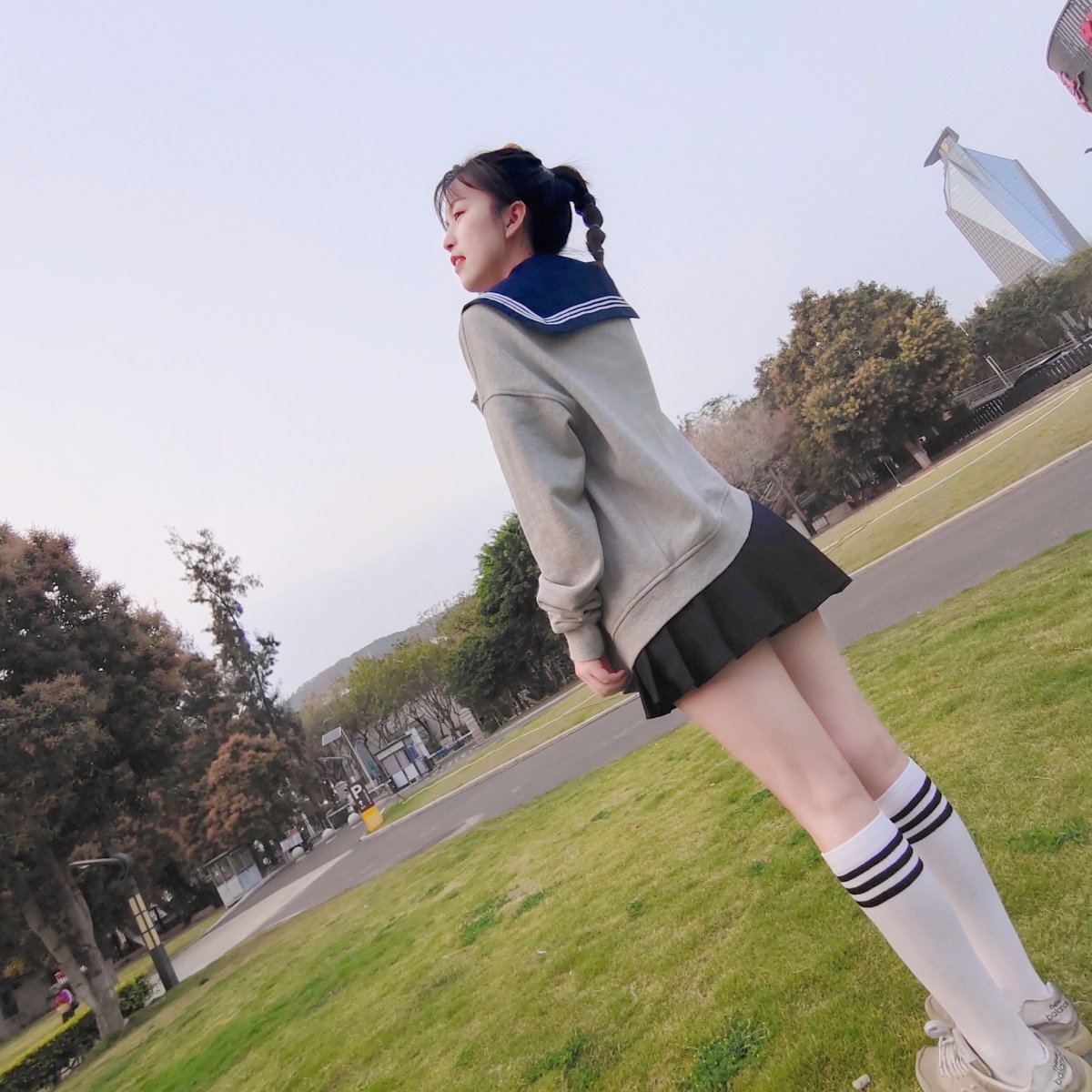 女孩微笑侧面青春站休闲放松日系小清新水手服笑容公园草坪