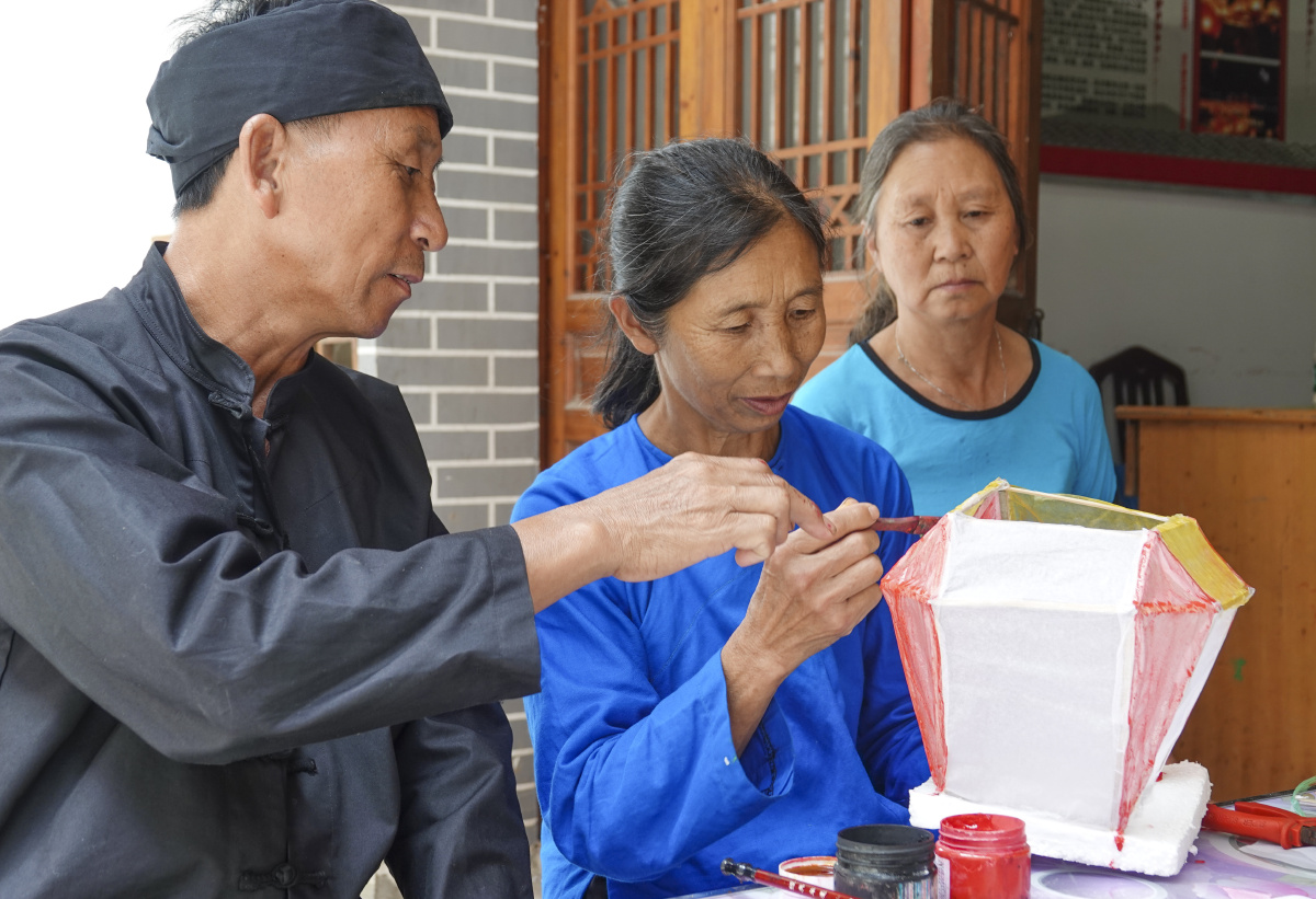 俸文顺:巧手制作传承百年河灯文化