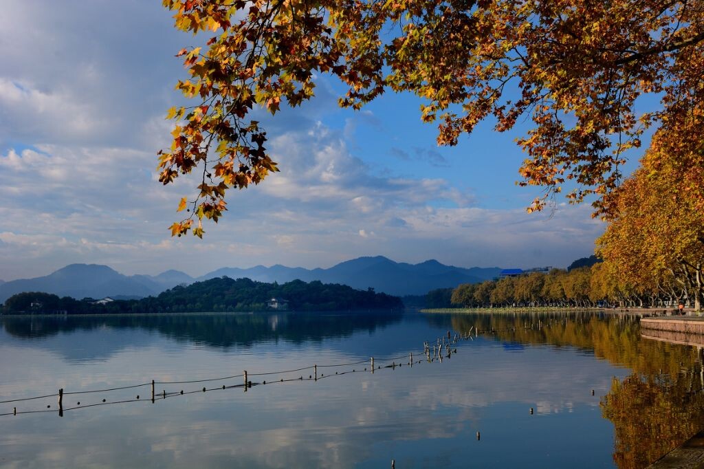 云重山轻黄叶稠，一湖明水醉深秋。若非玉境凌空现，必是仙家惜旧游