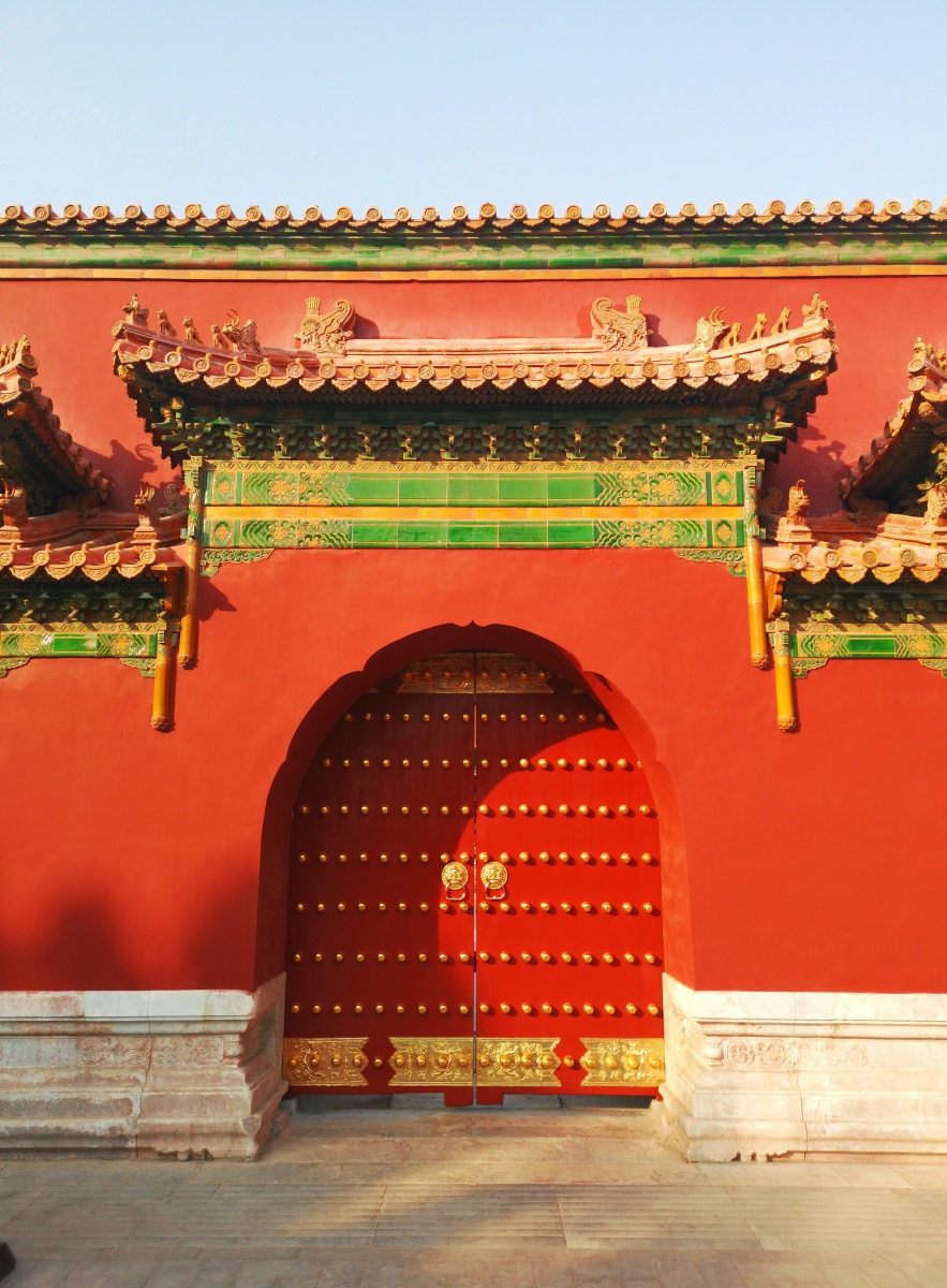 门,再怎么好看也就是对开两片木板,但古老的中国人给它下了