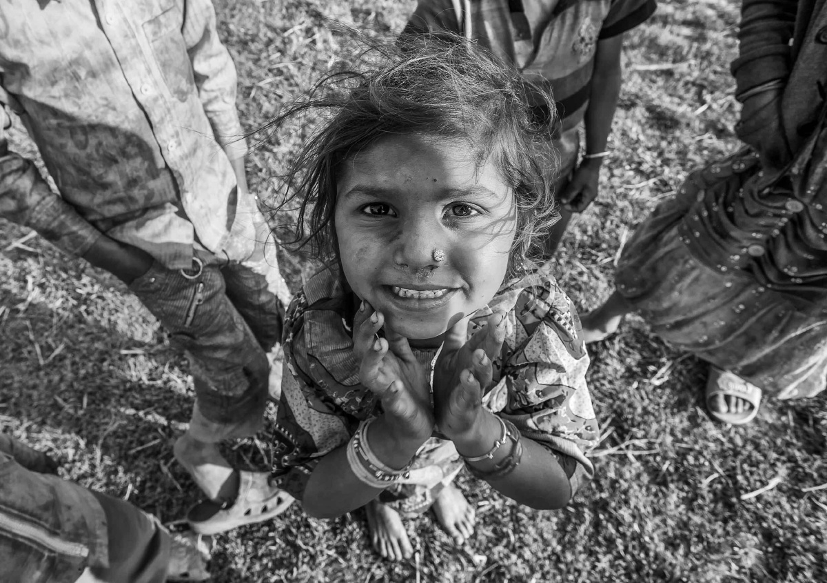 戴鼻环的小女孩