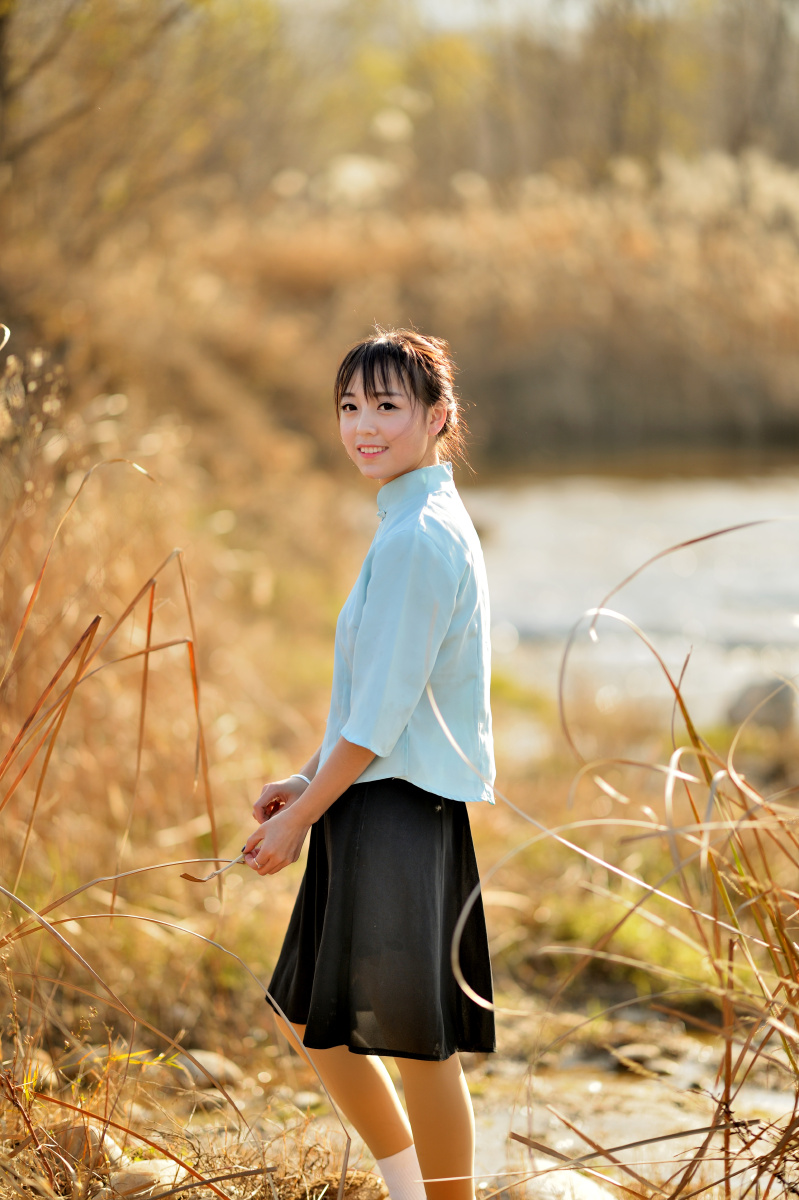 河边芦苇荡美女人像