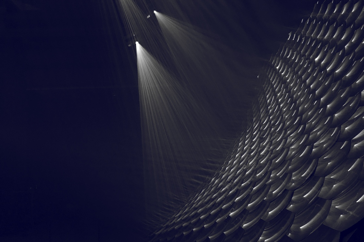 "光照在黑暗里,黑暗却不接受光.