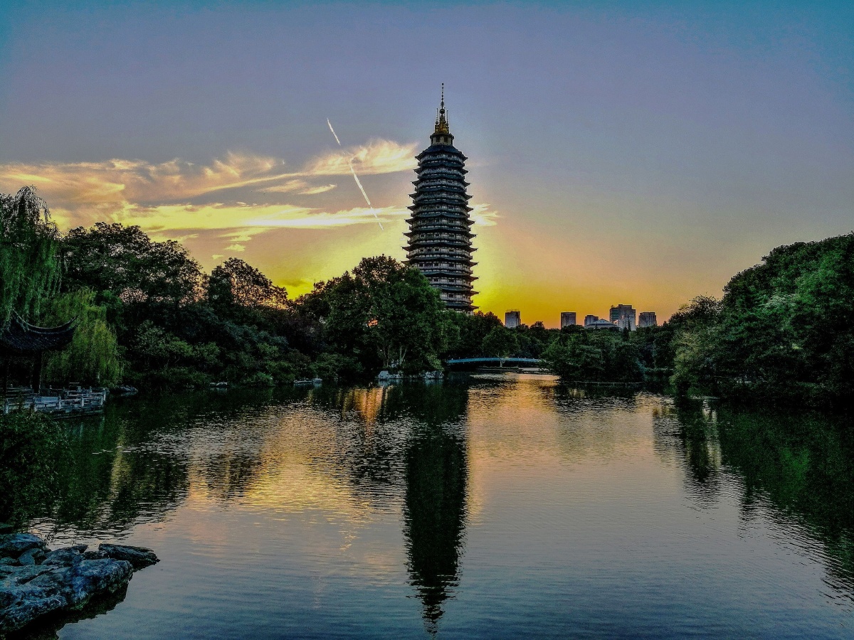 夕阳下的天宁寺