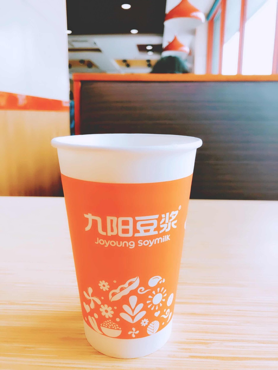 老样子,每天来好妹子都是端来一杯豆浆