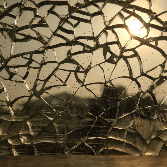 支离破碎的窗也挡不住一缕落日余晖.