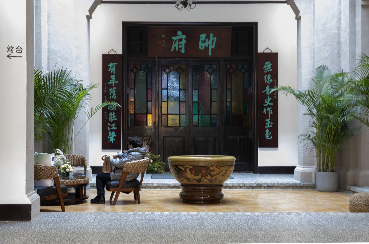 繁华的南京路百年老房子吴家花园