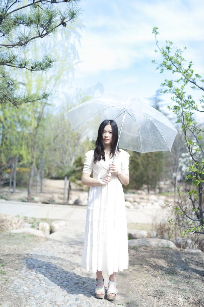 把爱笑的女孩子拍成了 咒怨类型，祝孤生。不过我很喜欢这张