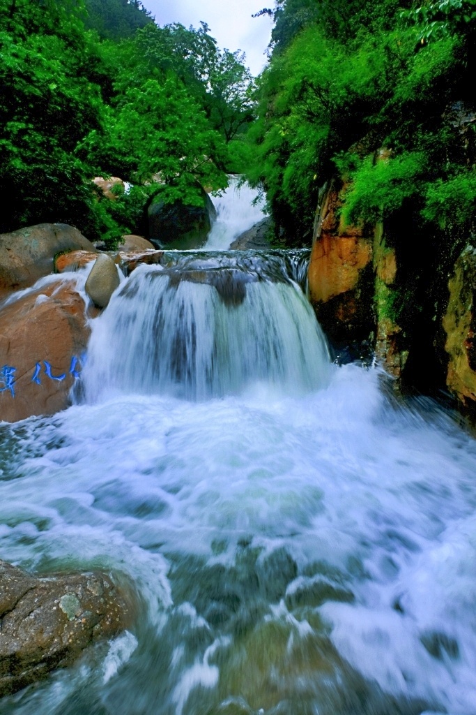 崂山九水的瀑布溪流