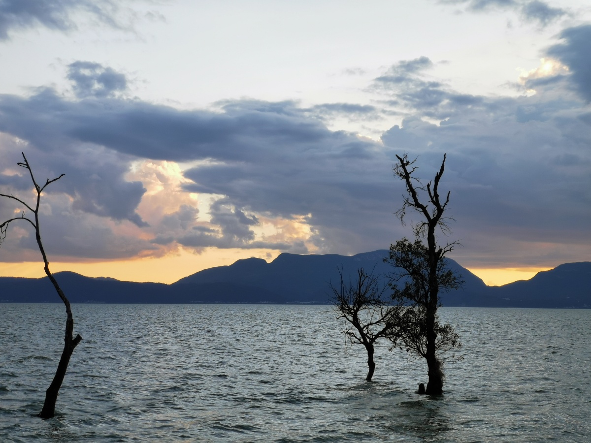 滇池61睡美人一组(滇池王官傍晚时分手机记录) - passery - 图虫