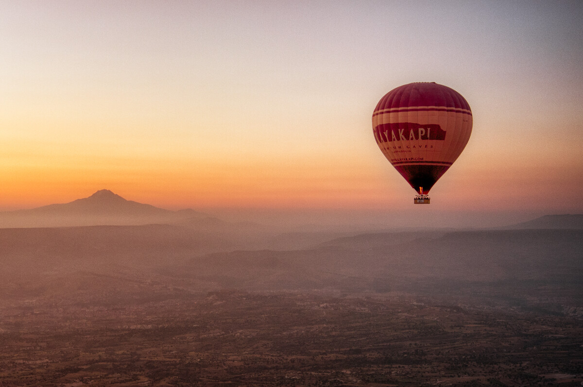 清晨的卡帕多西亚上空，一只热气球孤独的飞行