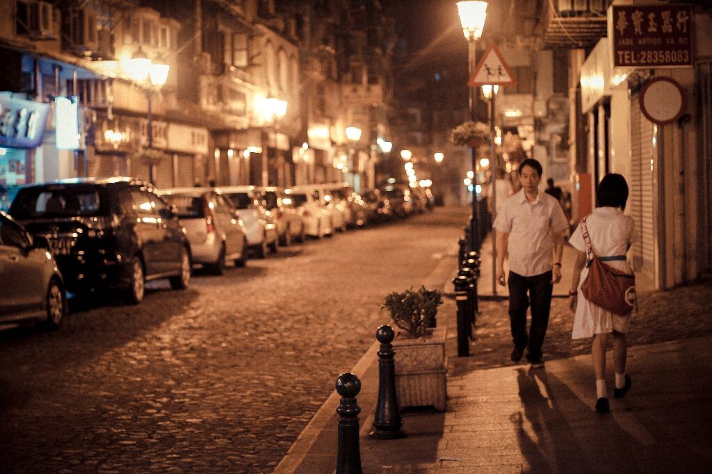 夜里漫步在澳门的街道.
