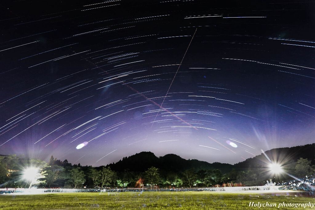 北师珠的夜空<br />
今天晚操时拍的星空，星轨。 30S曝光，72张合成