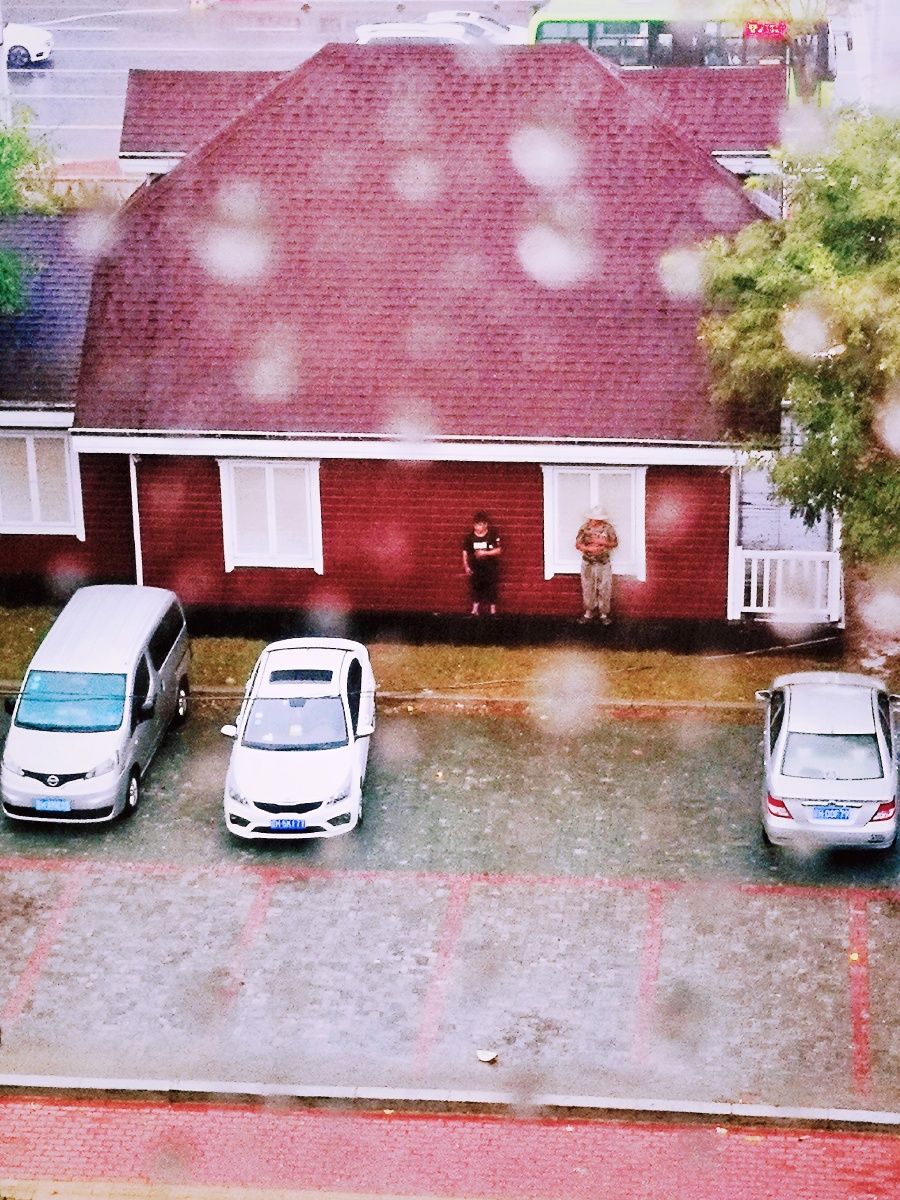 人在屋檐下不得不低头