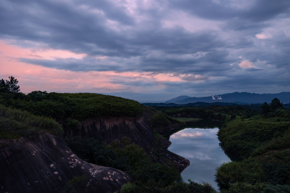 峰峦如聚波涛如怒山河表里潼关路望西都意踌躇伤心秦汉经行处宫阙万间
