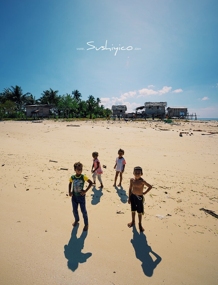 pulan Maiga麦加岛 在海滩上等待的孩子