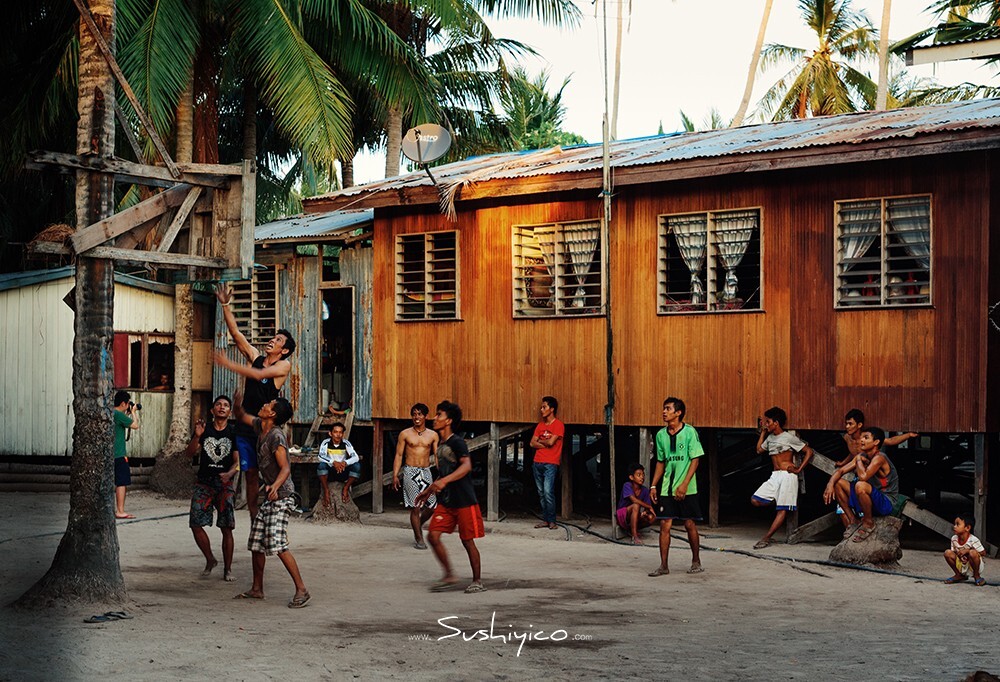 Pulau Mabul马布岛上少年们在简易的沙地上打篮球