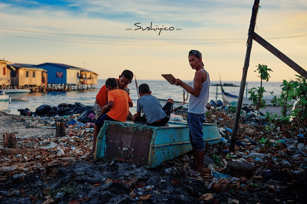 Pulau Mabul马布岛 在垃圾上玩耍的孩子