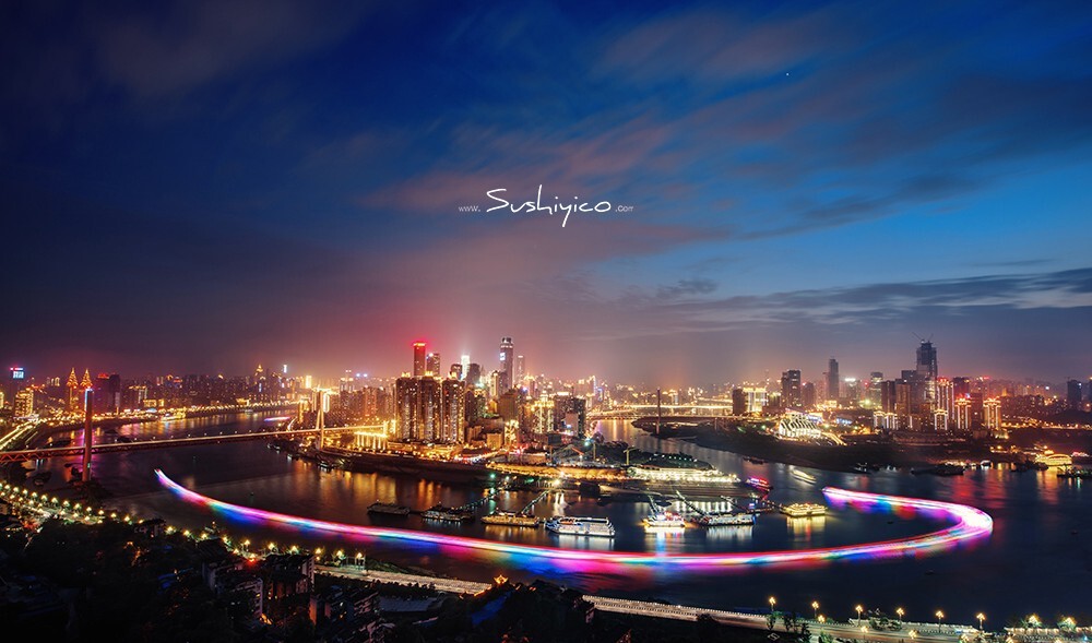 6月4日夜，略显衰败但依旧繁荣的重庆朝天门码头，两江游船在渝中半岛拉出一条彩虹。