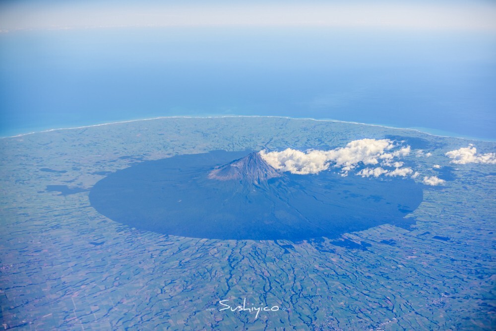 飞机上途径北岛的塔拉纳基山Mount Taranaki，近乎标准的火山锥是它的标志，有“小富士山”之称