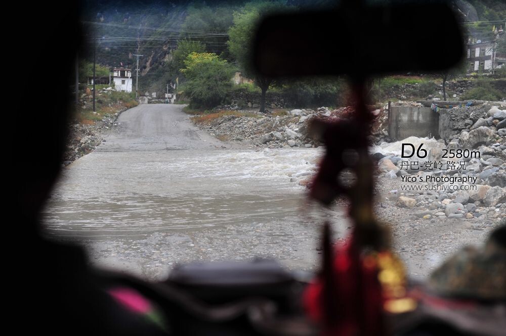 丹巴至党岭村的烂路，河流漫过道路涉水前行<br />
