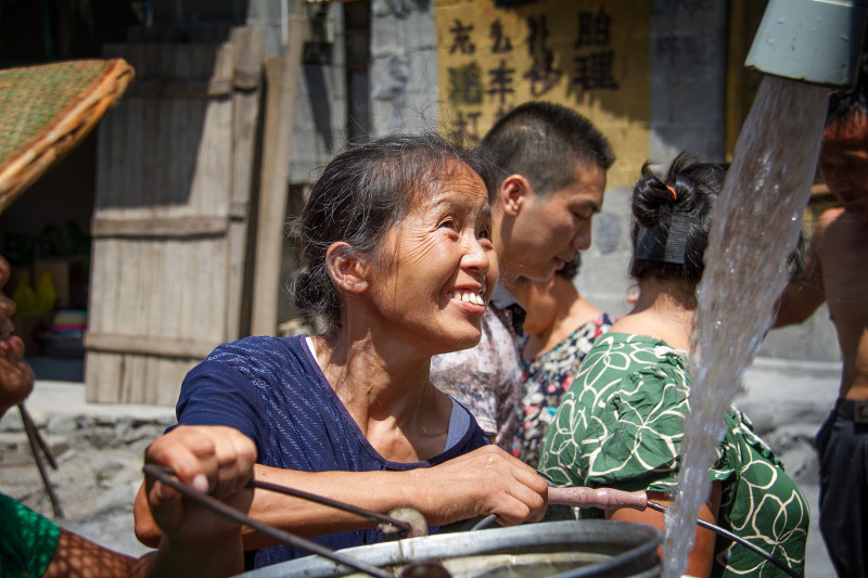 老百姓要求很简单就是一桶水让他们脸上充满了说不出的幸福 br />