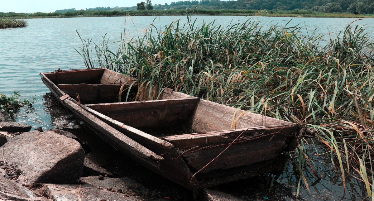 小镇河边破旧木船
