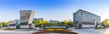 大学校门全景
