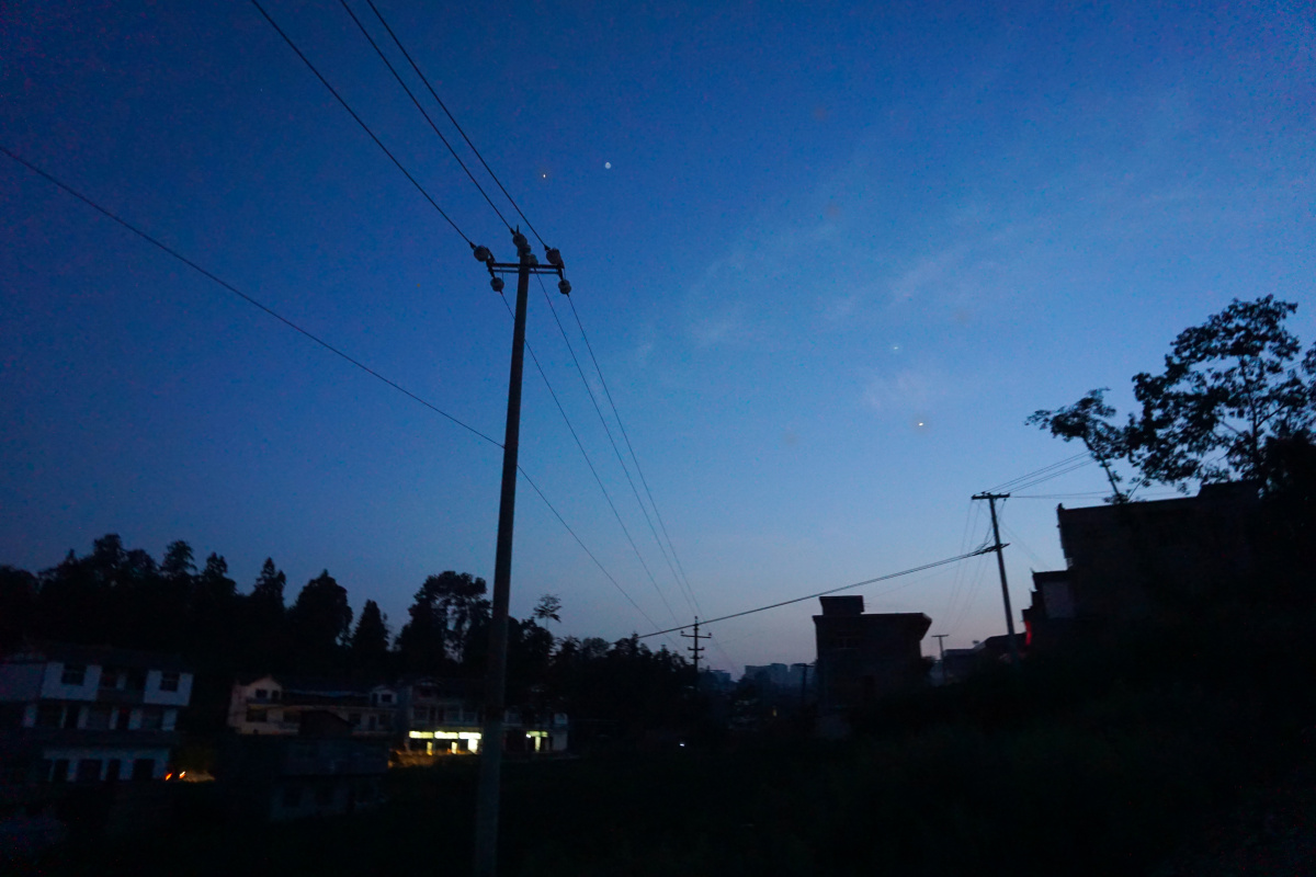 将近夜黑的村落