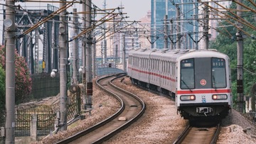 389983