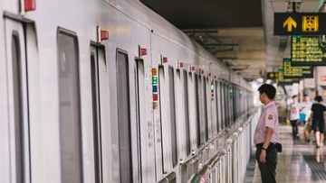 389962