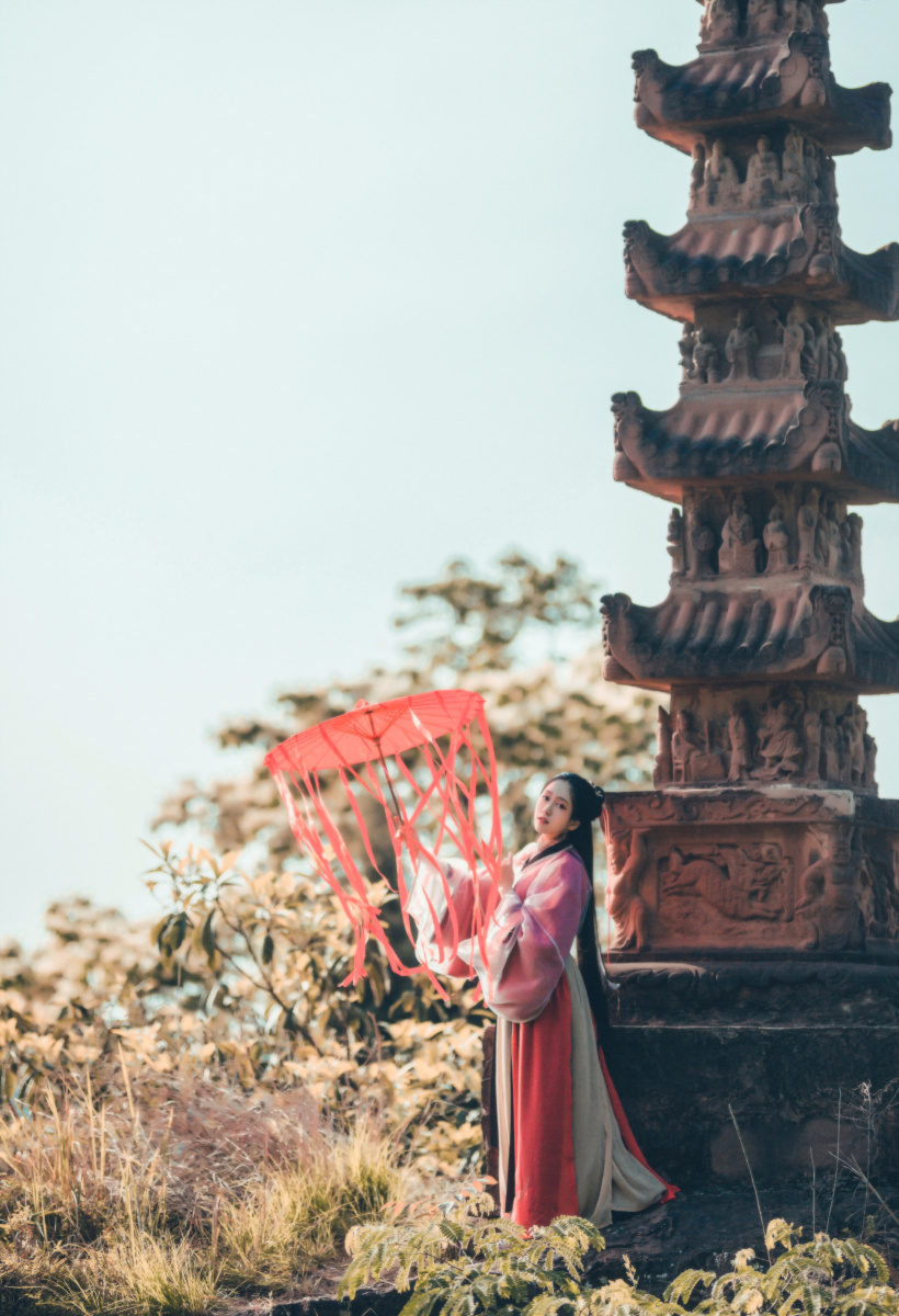 上遥居-媚眼含羞合 丹唇逐笑开 风卷葡萄带 日照石
