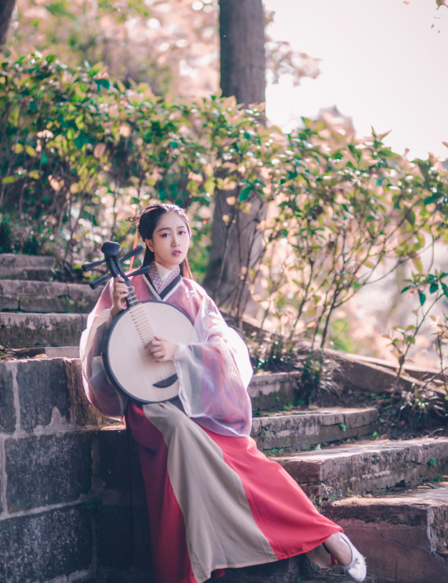 上遥居-媚眼含羞合 丹唇逐笑开 风卷葡萄带 日照石